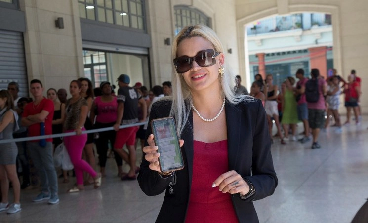 Una turista en La Habana. Foto Ap