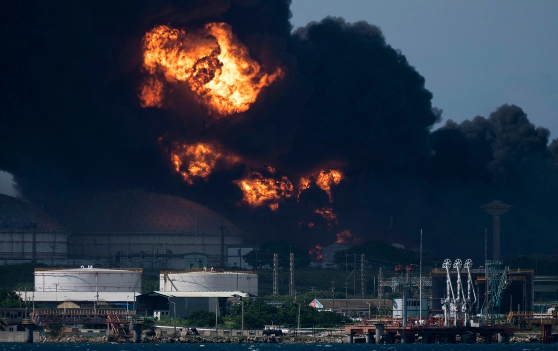 Vista del incendio en un depósito de combustible, provocado durante la noche por la caída de un rayo, en Matanzas, en el occidente de Cuba. Foto Afp