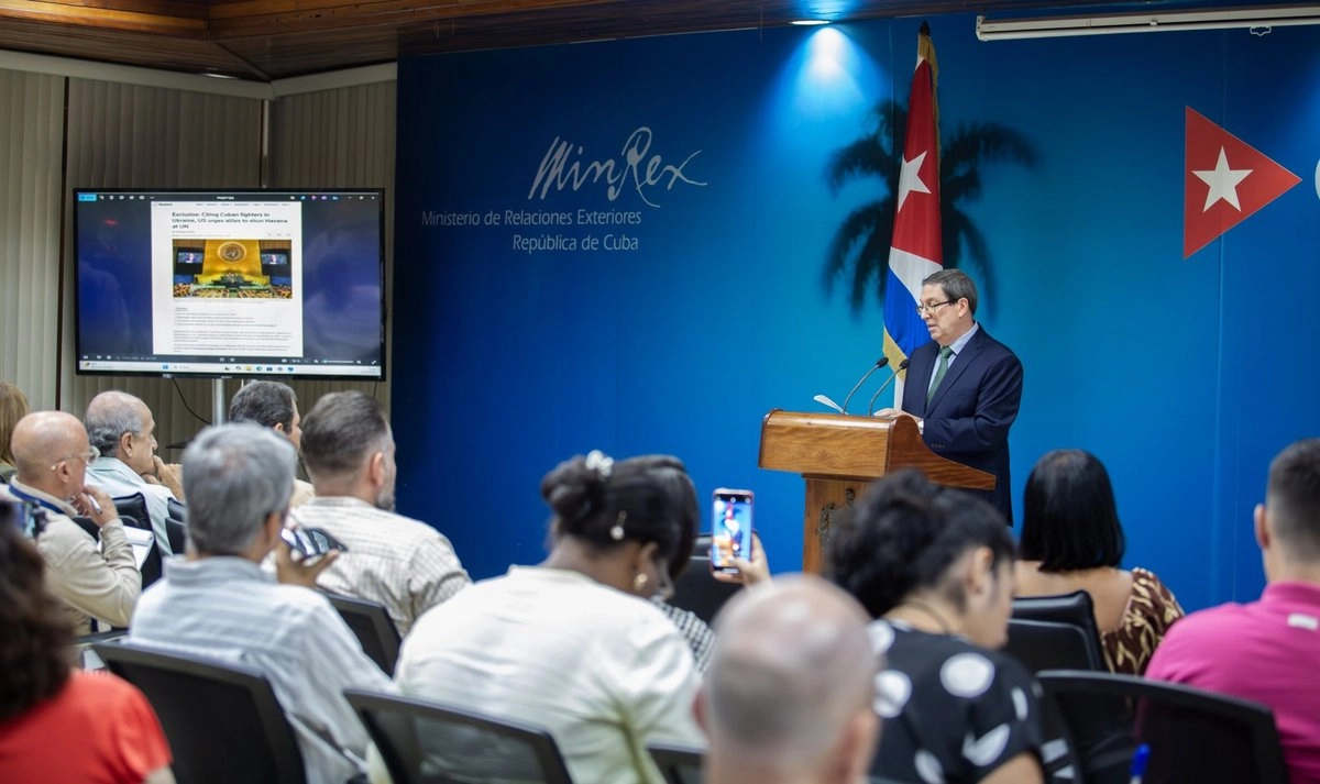 Rodríguez mostró a periodistas dos cartas enviadas por el Departamento de Estado estadunidense a los representantes de naciones con asiento en el organismo internacional pidiéndoles que rechacen la moción cubana de levantar el bloqueo impuesto desde 1992. 
 