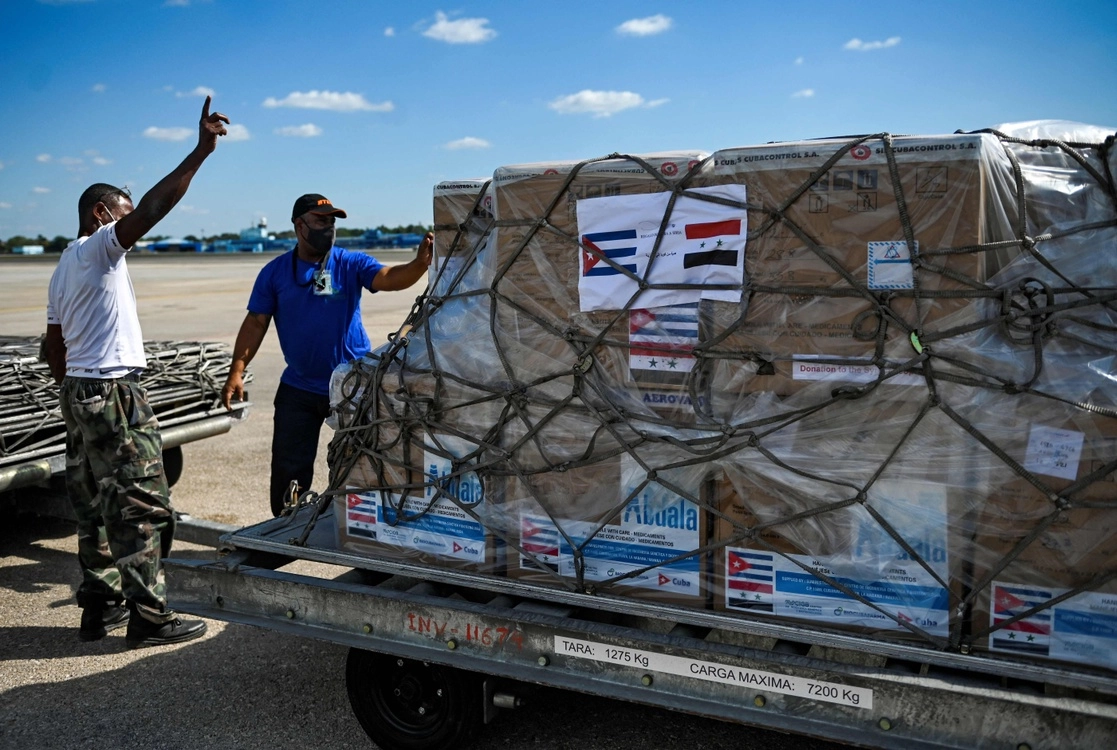 Transportación de un cargamento de la vacuna Soberana Plus contra el Covid-19 para ser donado por el gobierno cubano a Siria, en el Aeropuerto Internacional José Martí de La Habana, el 7 de enero de 2022. Foto Afp