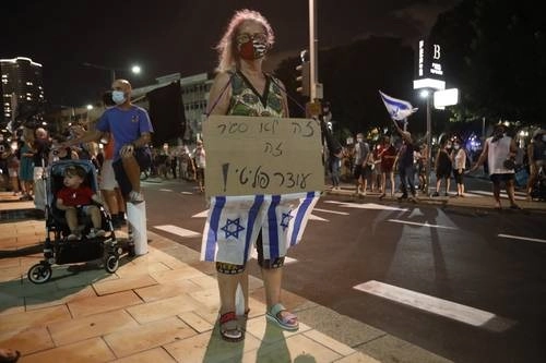 Miles de personas se manifestaron en varias ciudades de Israel en contra de Benjamin Netanyahu y las restricciones públicas, entre ellas las movilizaciones para frenar la propagación del coronavirus. Foto Ap