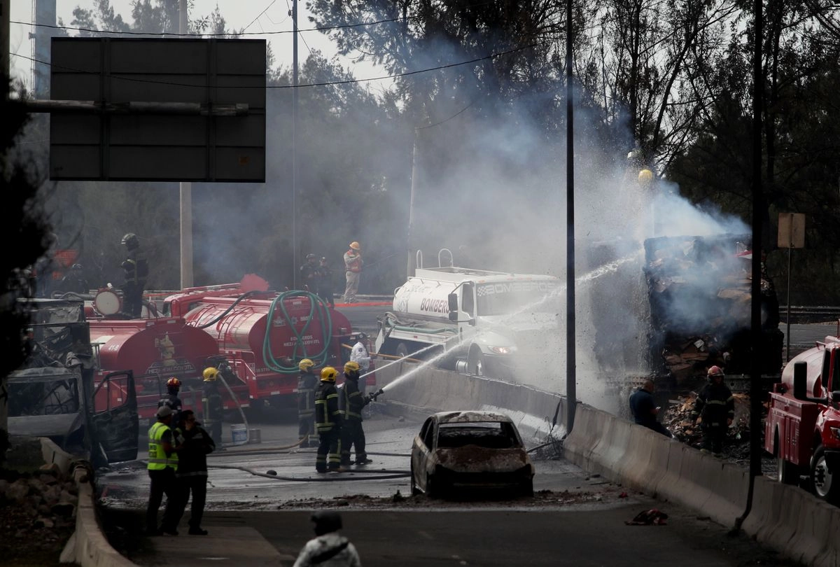 Bomberos trabajan en la extinción de las llamas en vehículos alcanzados por la explosión de una pipa de gas LP en el puente de la Concordia y la calzada Ignacio Zaragoza, en la alcaldía Iztapalapa, el 10 de Septiembre del 2025. Foto 

