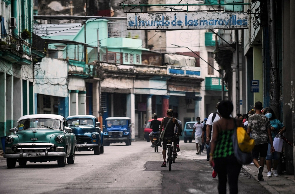 Cuba anunció que eximirá del pago de impuestos durante ocho años a empresas extranjeras de energías renovables que inviertan en el país. Foto Afp
