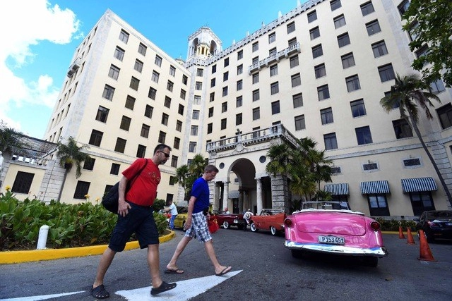 Turistas extranjeros frente al hotel Nacional en la región del Vedado, en La Habana, Cuba. Foto Xinhua