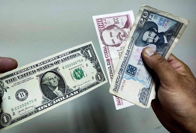 Dólar estadunidense (der) y pesos cubanos (der) en imagen de archivo. Foto Afp