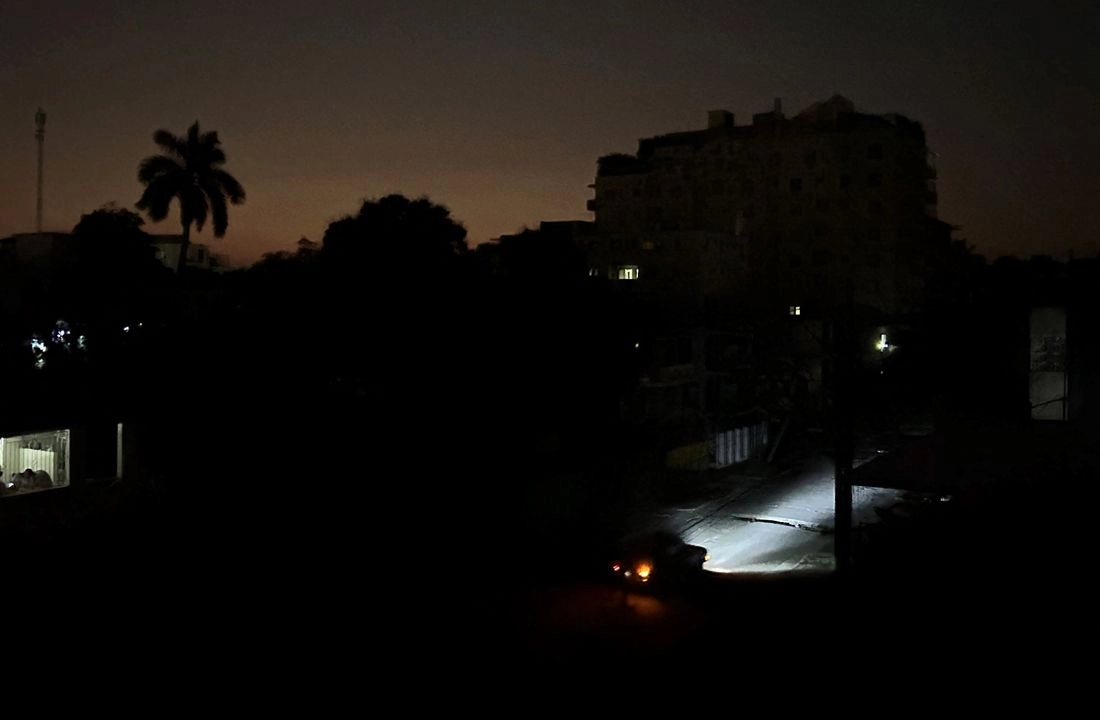 Las luces de un automóvil iluminan una calle durante un apagón general en La Habana el 14 de marzo de 2025. Foto