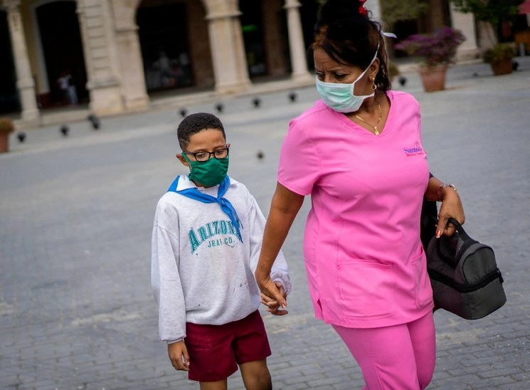 Una mujer y su hijo en La Habana, Cuba. Foto Ap