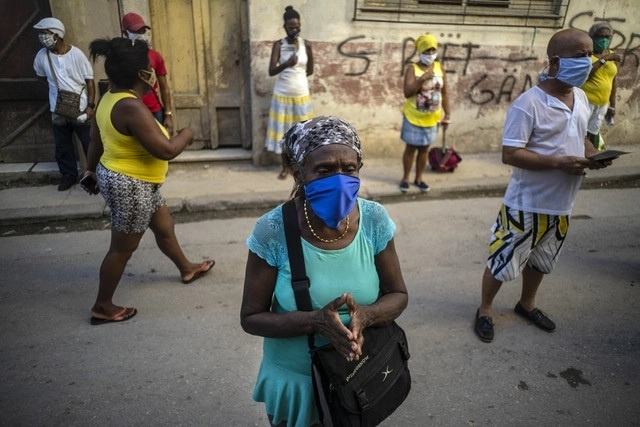 A partir del martes, el gobierno cubano también limitará el transporte público. Foto Ap / Archivo