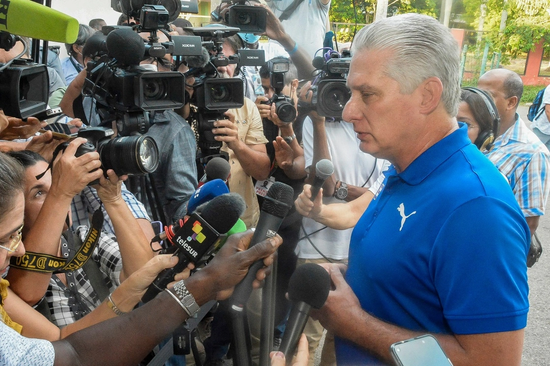 El presidente cubano, Miguel Díaz-Canel, se dirige a los medios tras heber votado en el referéndum al Código de las Fiamilias de Cuba el pasado 25 de septiembre. Foto Afp.