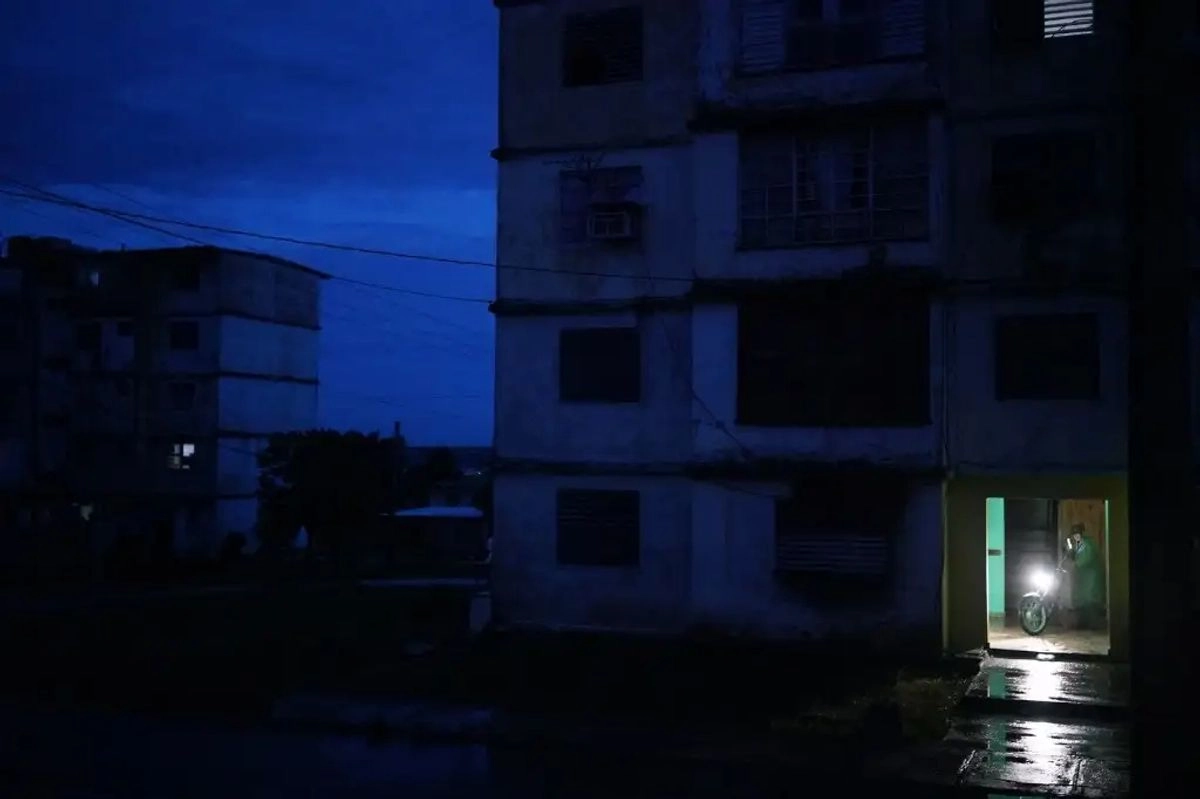 Una persona utiliza una lámpara en un barrio sin luz en Matanzas, Cuba, en imagen de archivo. Foto 