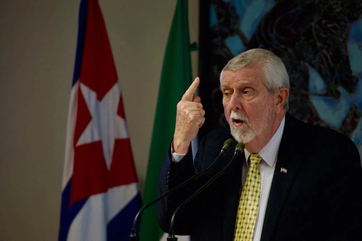 El embajador de Cuba en México, Marcos Rodríguez, ofrece una conferencia de prensa este 27 de octubre de 2025. 