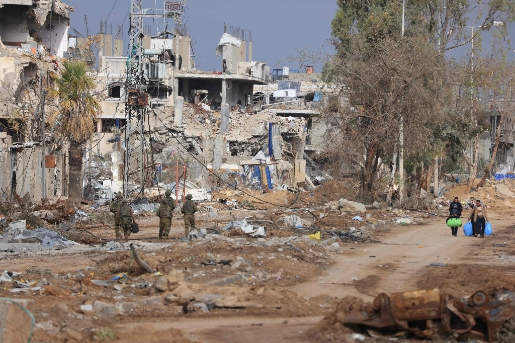 Palestinos huyen del norte de la franja de Gaza, el 28 de noviembre de 2023. Foto Afp