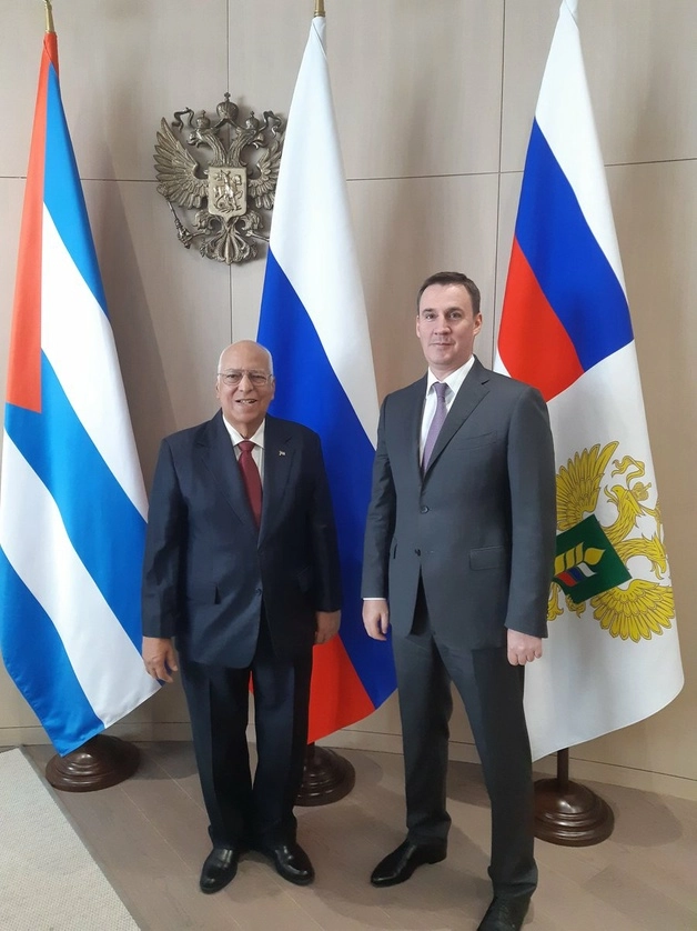 El viceprimer ministro de Cuba, Ricardo Cabrisas Ruiz, y el ministro de Agricultura de Rusia, Dimitri Patrushev, durante una reunión en Moscú en junio de 2019. Foto @CubaMINREX
 
