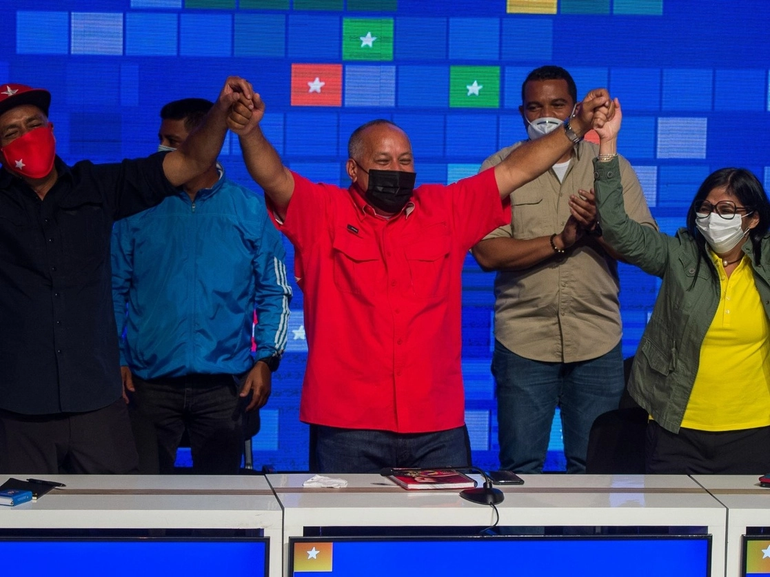 Diosdado Cabello, líder del PSUV (al centro), celebra el resultado de los comicios para renovar la Asamblea Nacional, acompañado de la vicepresidenta Delcy Rodrígez y el ministro de Comunicación, Jorge Rodríguez. Foto Afp