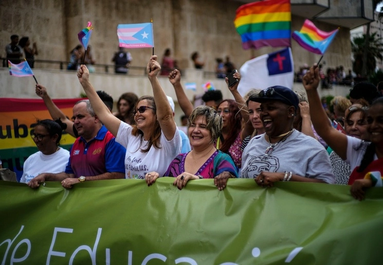 Mariela Castro (centro izquierda), hija del ex presidente cubano Raúl Castro y directora del Centro Nacional de Educación Sexual de Cuba, y Lis Cuesta Peraza (centro), esposa del mandatario Miguel Díaz-Canel, participan en la marcha anual del orgullo gay en apoyo de la lucha por la tolerancia y la aceptación de la comunidad LGBT, en La Habana. Foto Ap