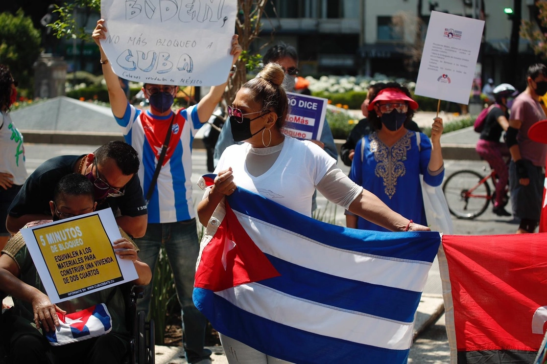 Los de la isla se manifestaron frente a la embajada de Cuba en Paseo de la Reforma para pedir fin al bloqueo. Foto Cristina Rodríguez