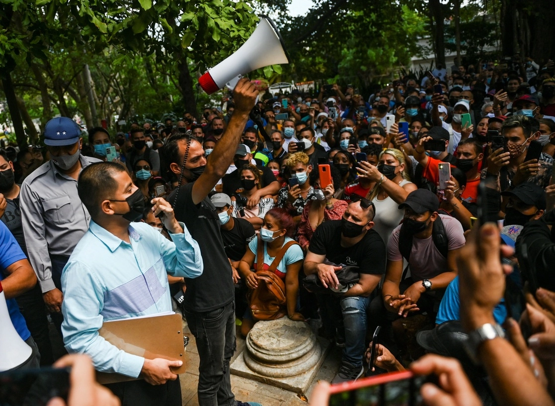 Un funcionario de la embajada de Panamá en La Habana (izquierda) habla a una multitud de cubanos que protestan por el nuevo requisito para los ciudadanos de la isla que quieran visitar el país centroamericano, el 9 de marzo de 2022. Foto Afp