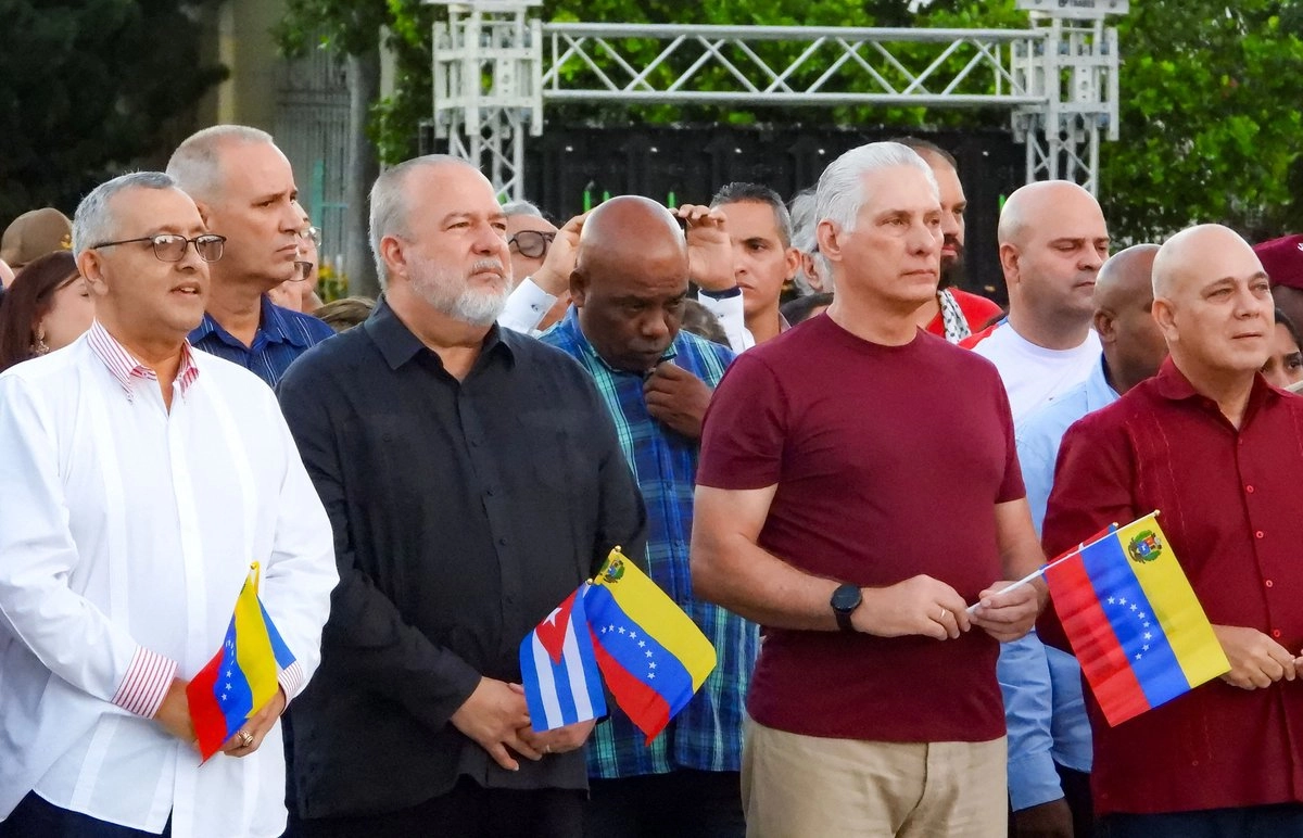 El embajador de Venezuela en Cuba Orlando Maneiro, el primer ministro de Cuba Manuel Marrero, el presidente de Cuba Miguel Díaz-Canel y el secretario de Organización del Partido Comunista de Cuba (PCC), Roberto Morales Ojeda, asisten a un acto de solidaridad con Venezuela, en La Habana, el 17 de octubre de 2025.
