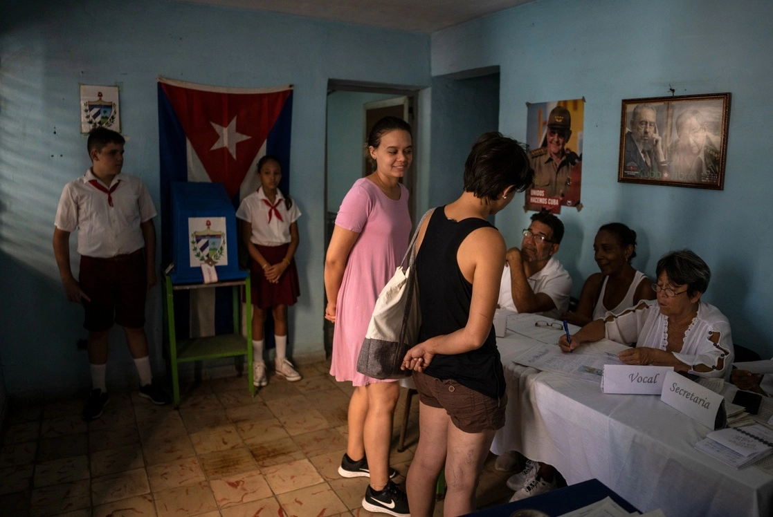 Dos mujeres se registran para votar en un colegio electoral durante el referéndum sobre el nuevo Código de Familia en La Habana, Cuba, el domingo 25 de septiembre de 2022. Foto Ap