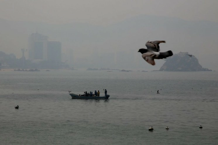 Una densa capa de humo cubrió el puerto de Acapulco, Guerrero, el 2 de mayo de 2020. Protección Civil informó que se trata de bruma provocadas por el calentamiento del mar, combinada con humo de los incendios forestales que se encuentran alrededor del municipio. Foto Cuartoscuro