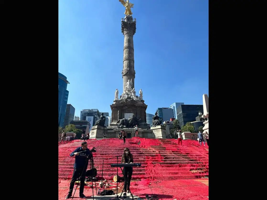 Integrantes de la Colectiva Hilos denuncia casos de desaparición en México en el Ángel de la Independencia. Foto María Luisa Severiano