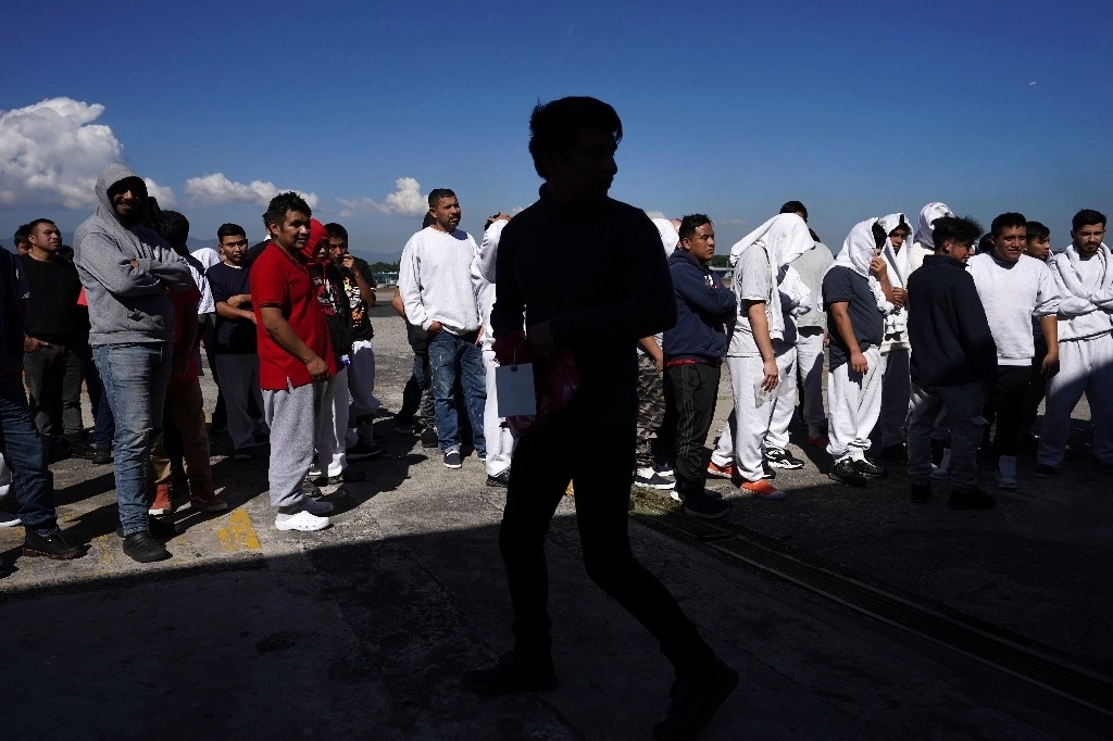 Migrantes guatemaltecos deportados de EU llegan al Aeropuerto Internacional La Aurora en Ciudad de Guatemala, el viernes 27 de diciembre de 2024. Ap