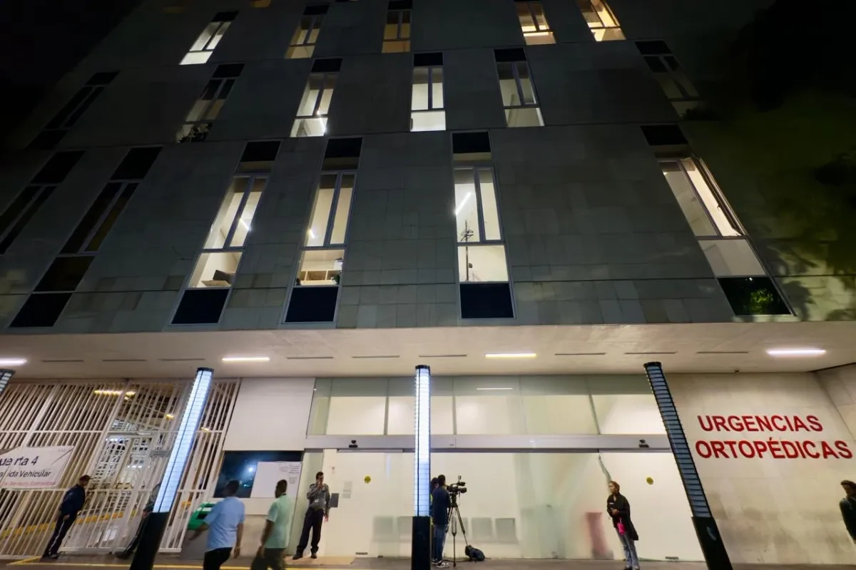 Familiares de personas lesionadas en la explosión de la pipa de gas en el puente de la Concordia, aguardan a las afueras del Instituto Nacional de Rehabilitación, el 10 de septiembre del 2025. Foto 
