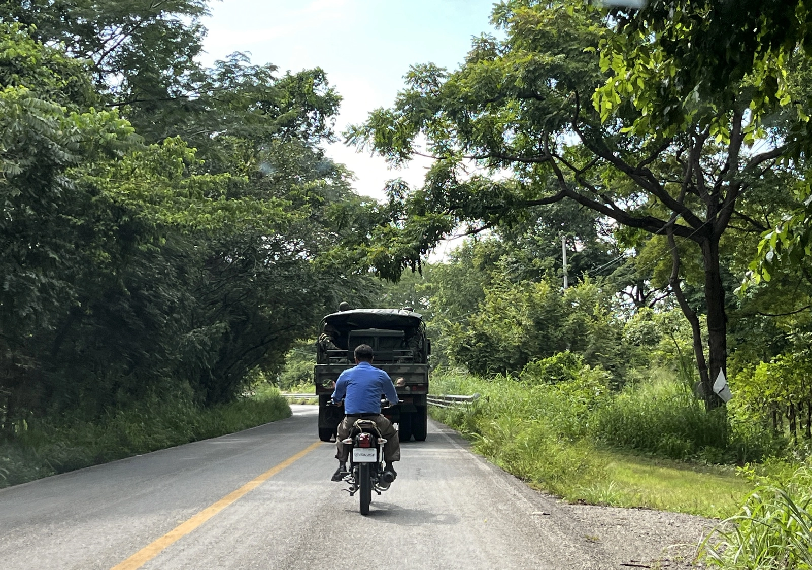 El presidente Andrés Manuel López Obrador destacó que en Chiapas se ha consolidado la presencia de las fuerzas federales. En la imagen, un convoy del Ejército viaja por carretera hacia Frontera Comalapa, el 24 de septiembre de 2023. Foto Alfredo Domínguez 