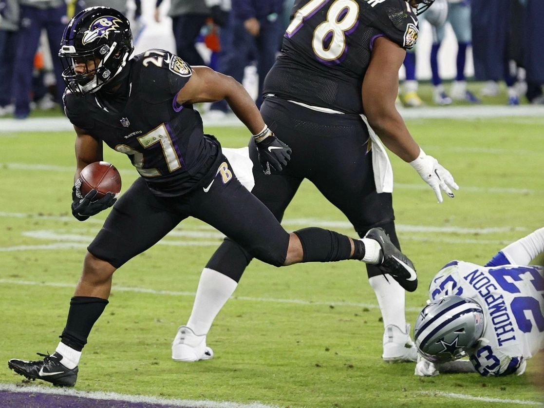 k J.K. Dobbins de los Cuervos de Baltimore marca una anotación durante el juego. Foto Afp