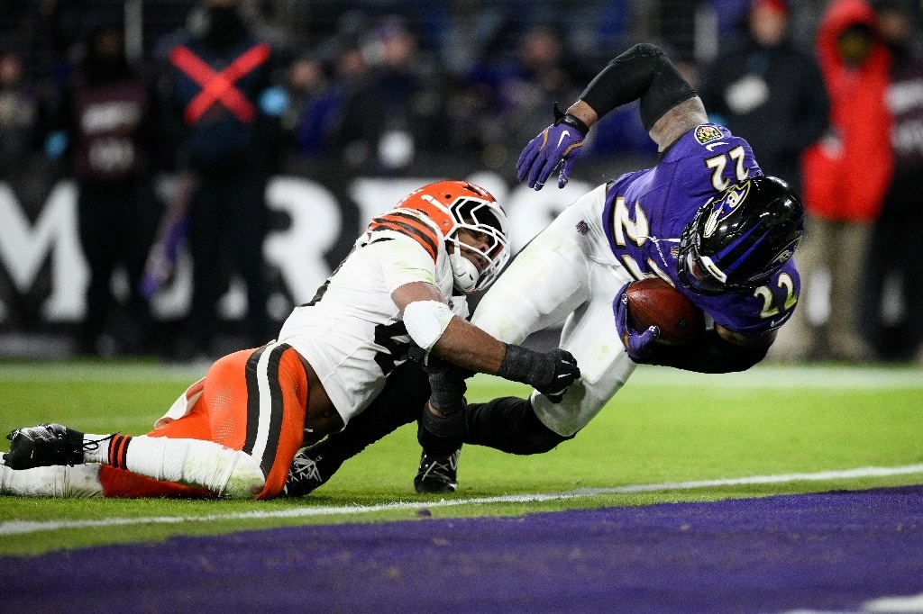 Como principal motor detrás de Jackson, Derrick Henry cerró una segunda parte con 130 yardas y dos anotaciones. Foto Ap