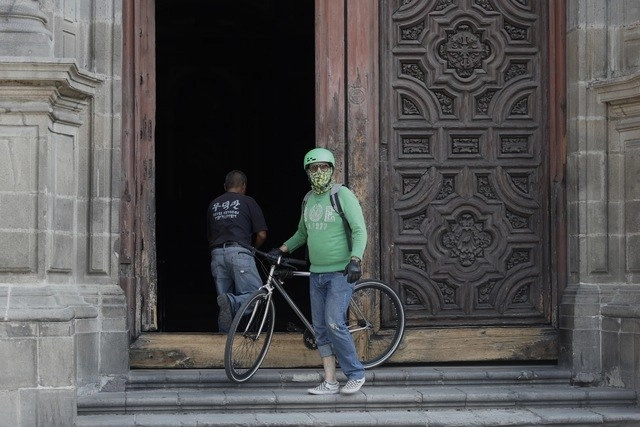 Fieles asisten a la iglesia de Santo Domingo aunque no haya misa durante la emergencia sanitaria por el coronavirus. Foto Yazmín Ortega Cortés / Archivo 