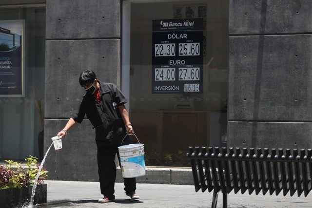 Cotización del dólar en un banco de la CDMX. Foto Yazmín Ortega / Archivo