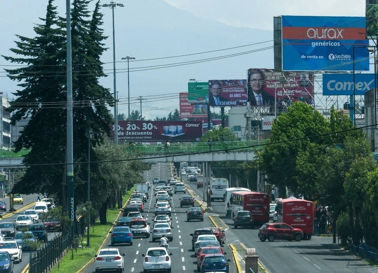 En el Valle de Toluca se observan algunos espectaculares que anuncian el más reciente libro de Marcelo Ebrard 'El Camino de MÉxico'. Foto Cuartoscuro / Archivo