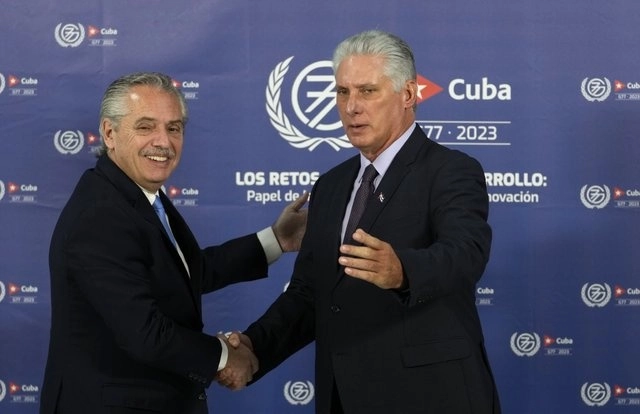 Los mandatarios de Argentina y Cuba se saludan durante la Cumbre del G77+China celebrada en Cuba. Foto Ap