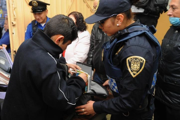 Policía revisa la mochila de un menor en imagen de archivo. Foto La Jornada