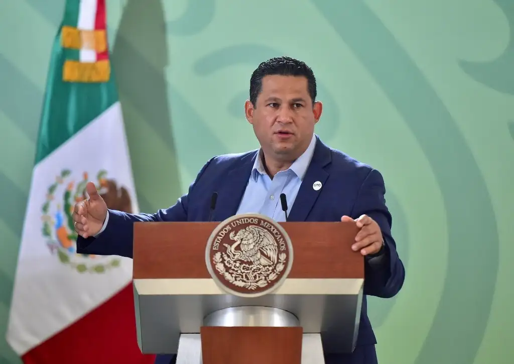 “Si no respeto la la autonomía me vería mal”, contestó Diego Sinhue Rodríguez a las preguntas sobre el aumento de pensión del fiscal. Foto Cuartoscuro / Archivo   