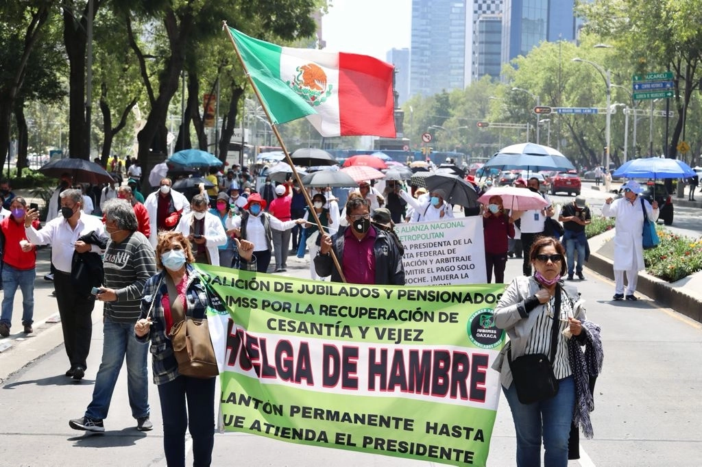 Durante la marcha realizada ayer por integrantes de la coalición de jubilados y pensionados del IMSS, quienes también bloquearon Insurgentes al cruce con Paseo de la Reforma. Foto Roberto García Ortiz