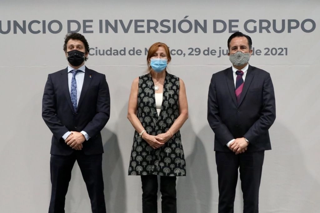 El presidente de Grupo Modelo, la Secretaria de Economía y el gobernador de Veracruz. Foto 'La Jornada'