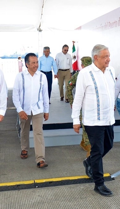 Cuitláhuac García y Andrés Manuel López Obrador en recorrido por la refinería de Minatitlán en imagen de archivo. Foto @CuitlahuacGJ