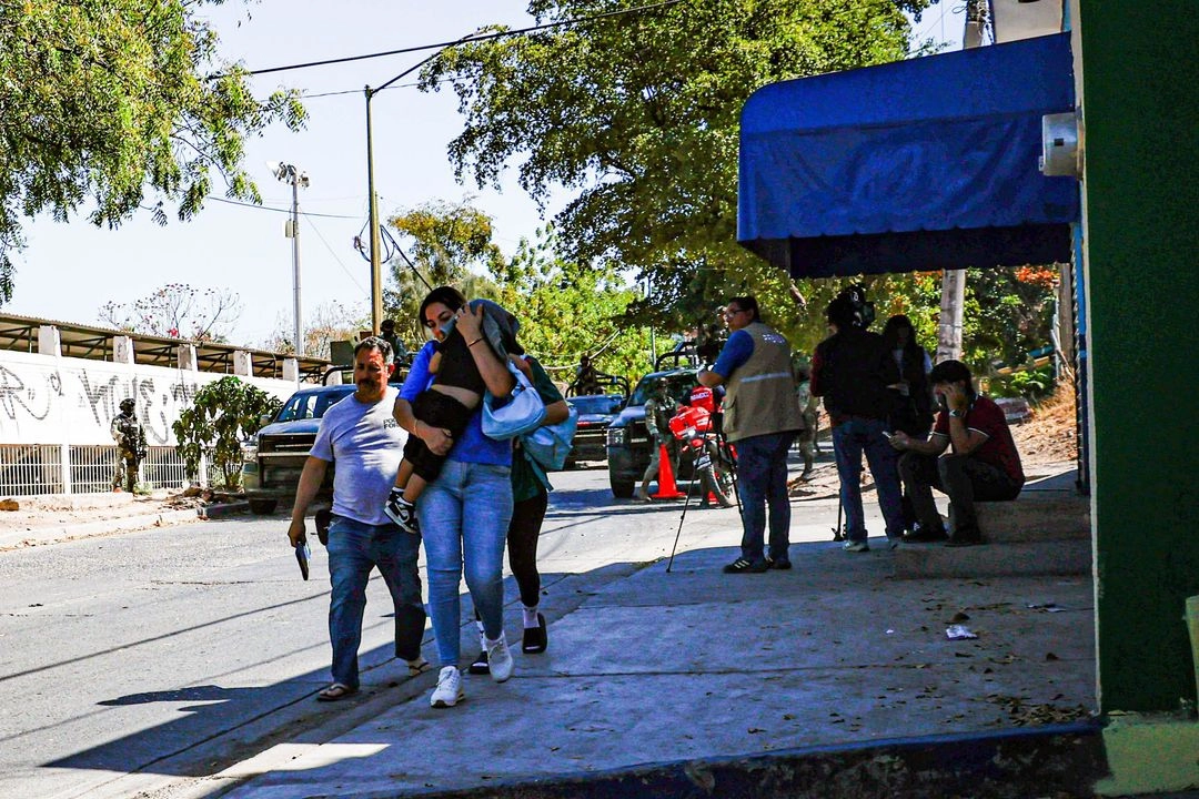 La tarde del jueves pasado, Culiacán vivió una jornada de violencia con múltiples enfrentamientos armados en distintas colonias. En la comunidad Lázaro Cárdenas, un enfrentamiento dejó un muerto y dos heridos. En Siete Gotas, tres personas fueron abatidas, mientras en la colonia 21 de Marzo ocurrió otra ejecución. 