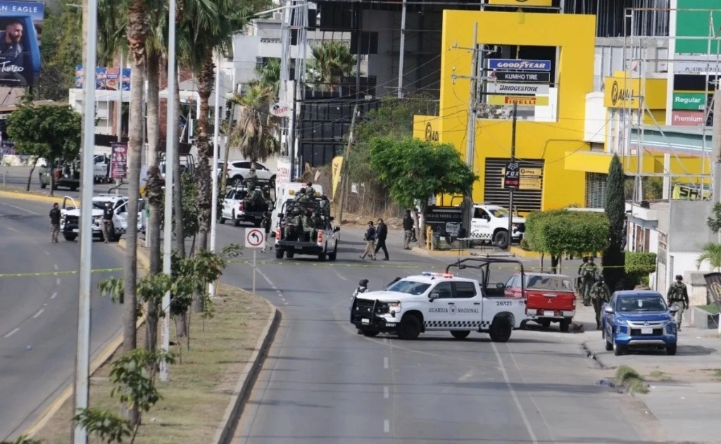 Aspecto del bulevar Diego Valadez en Culiacán, Sinaloa, luego del asesinato de un elemento de la Guardia Nacional durante un tiroteo con presuntos integrantes del crimen organizado la madrugada de ayer. Foto 'El Debate'



