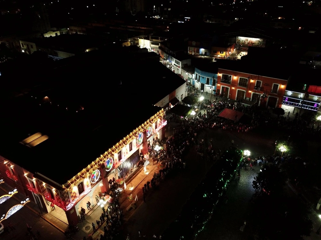 Vista aérea del Desfile de Luces del Festival LUMM en Izúcar de Matamoros, Puebla. Foto Tomada del Twitter @GobiernoIzucar 