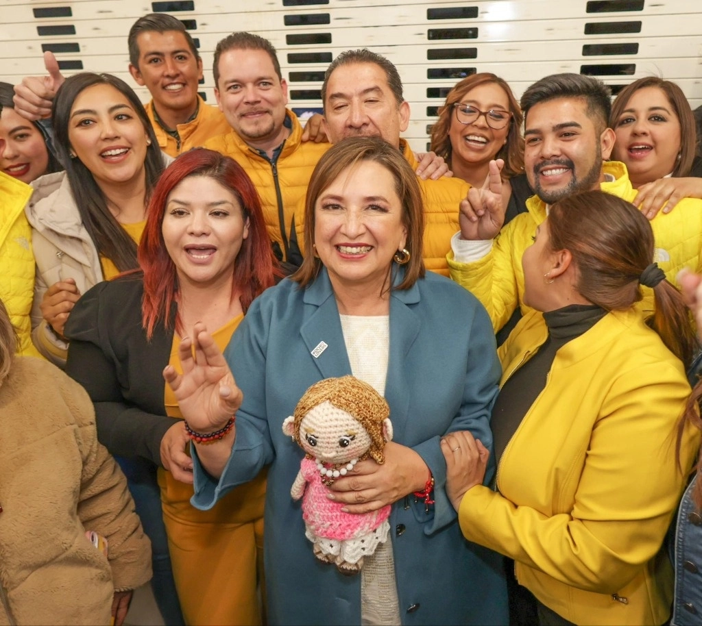 Simpatizantes de Xóchitl Gálvez posan para la foto con la candidata a su llegada a Durango. Foto @XochitlGalvez