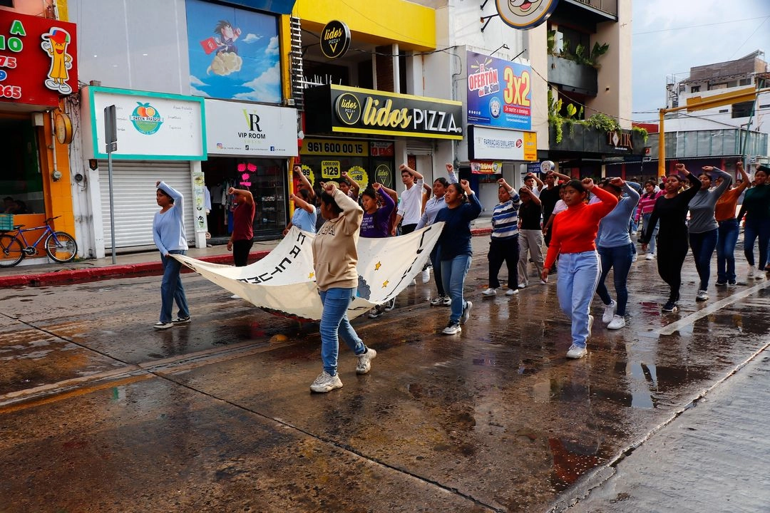 Durante un mitin realizado la tarde de este jueves frente a las instalaciones de la Fiscalía General del Estado (FGE), también demandaron un diálogo con las autoridades estatales. “Queremos tener un diálogo, pero no nos escuchan”. Foto