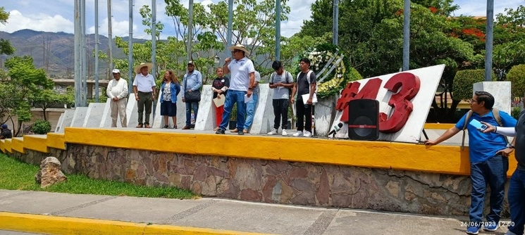 Encabezados por alumnos de la Normal de Ayotzinapa, organizaciones sociales denunciaron que no hay solución al caso de los 43 alumnos desaparecidos en Iguala, el 26 de junio de 2023. Foto Sergio Ocampo