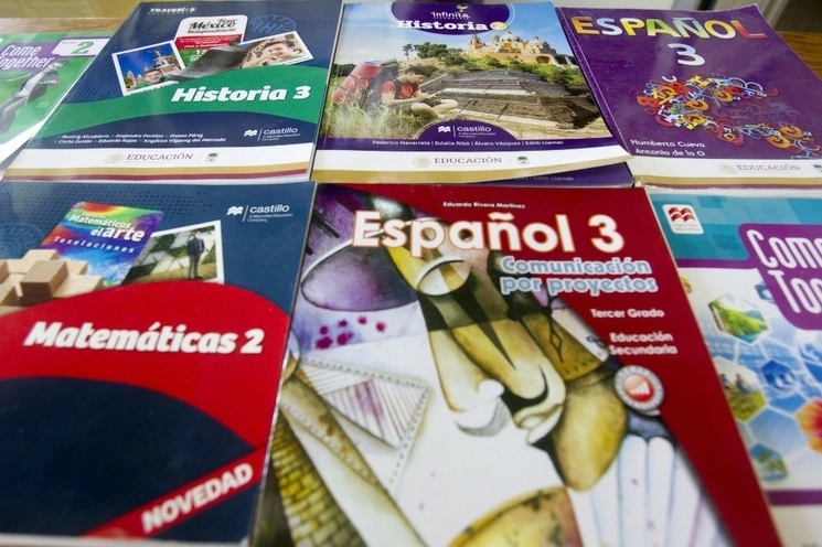En la elaboración de nuevos materiales para educación básica participaron 46 docentes e investigadores michoacanos. Foto Cuartoscuro / Archivo