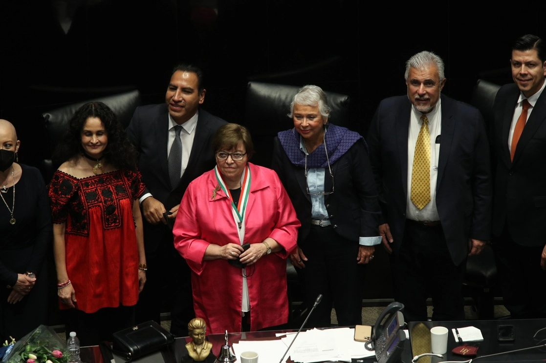 La escritora Elsa María Cross y Anzaldúa recibe el Premio al Mérito Literario Rosario Castellanos durante la sesión solemne en el Senado de la República, Ciudad de México, el 1 de marzo de 2022. Foto María Luisa Severiano