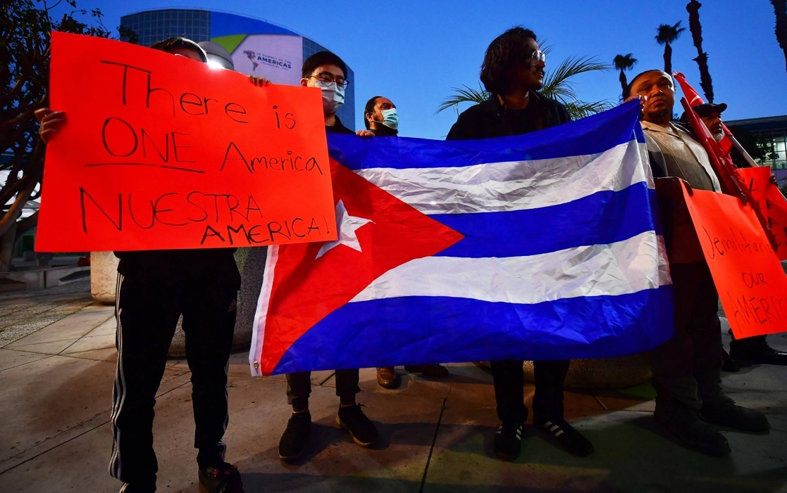 Protesta en Los Ángeles por la exclusión de Cuba, Nicaragua y Venezuela de la Cumbre las Américas. Foto Afp