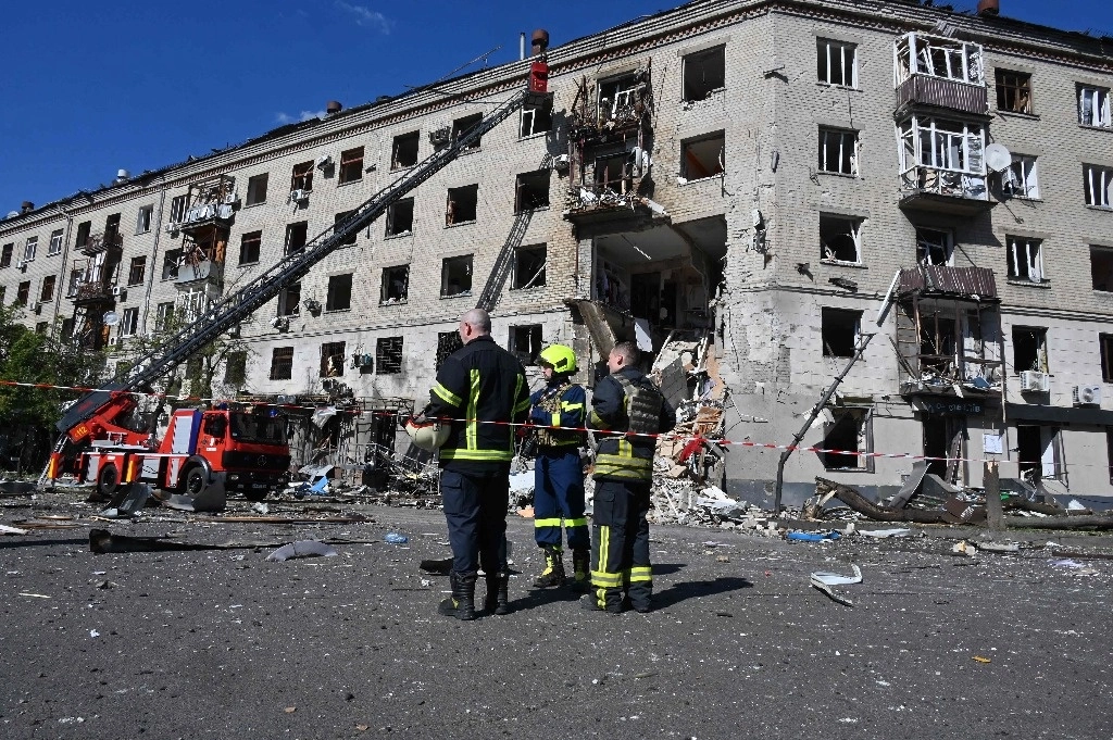 Rescatistas trabajan en un edificio residencial destruido por una bomba aérea en el centro de Járkov como parte de la operación militar rusa en Ucrania. Foto Afp 