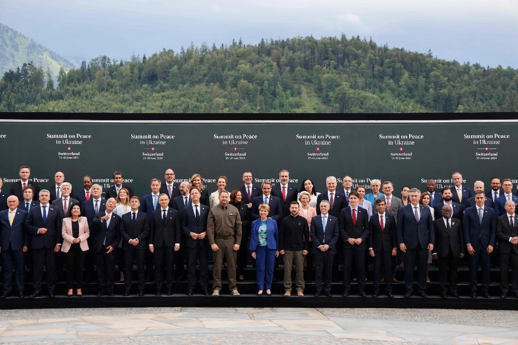 La presidenta federal suiza Viola Amherd (frente centro) y el presidente ucranio Volodimir Zelensky (frente 8 derecha) posan para una fotografía de grupo con líderes mundiales durante una Cumbre sobre la Paz en Ucrania. Foto Afp
